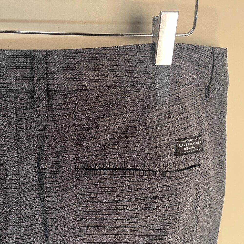 ⛳ Travis Mathew Men’s Golf Shorts 34 Gray Black Flat Front 9” Inseam Mint Cond